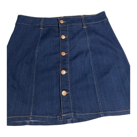 CELEBRITY PINK Denim
Button Front Mini Skirt - Size
Junior 13/31 - Picture 4 of 9